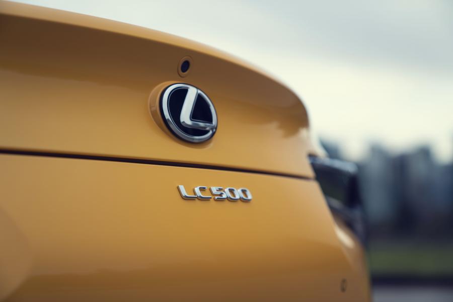 Логотип Lexus LC500 Inspiration Series (Flare Yellow) 2019 года  (NA) (фото 35 из 40)